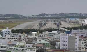 驻日美军直升机“高空掉袋”惹冲绳民众抗议